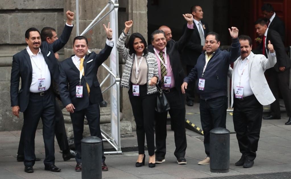 Alejandra Barrales Magdaleno, candidata de la coalición Por la CDMX al Frente, llega acompañada por perredistas y parte de su equipo de campaña. Foto Ariel Ojeda