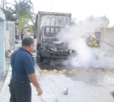 Localizan camión robado envuelto en enormes llamas