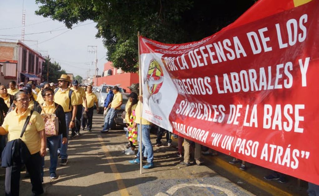 Se registraron otras dos marchas de sindicatos de salud y burócratas, quienes salieron del centro y oriente hacia el zócalo de la ciudad de Oaxaca.