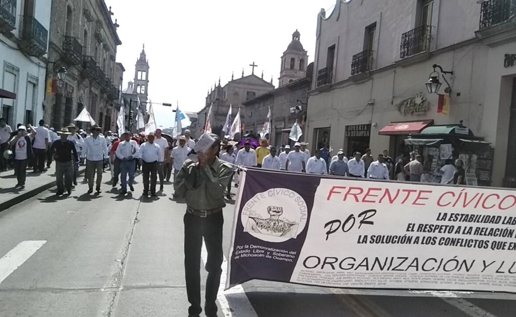 En Morelia, acompañada de más organizaciones adheridas el Frente Cívico, la CNTE arrancó su marcha en el monumento ecuestre a Morelos.