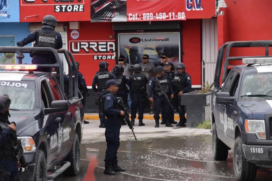 Detenidos. Tres tripulantes de una camioneta Chevrolet Tahoe presuntamente armados fueron arrestados por autoridades federales.