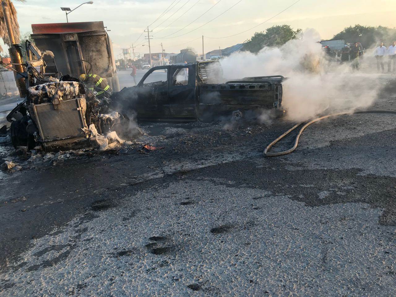 EN CENIZAS. Una camioneta pick-up que se impactó contra un tracto-camión, quedó convertida en cenizas, luego de haberse originado un dantesco incendio que arrojó al menos una persona lesionada con quemaduras. (Foto: Heriberto Rodríguez)