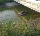 Cae camioneta a canal  Rodhe en Reynosa; conductor la abandona