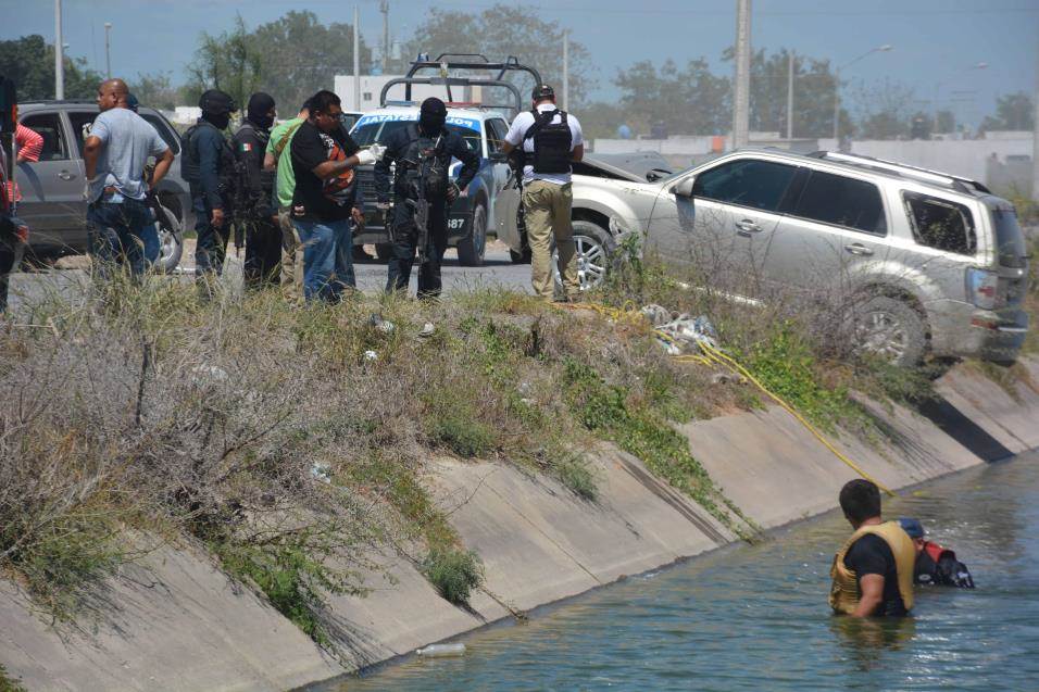 VEHÍCULO. La camioneta Escape arena que buscaban los estatales estuvo a punto de caer al agua, tras chocar contra un vehículo particular en el intento de fuga.
