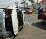 Volcadura de vehículo sedán deja una persona lesionada, en Altamira