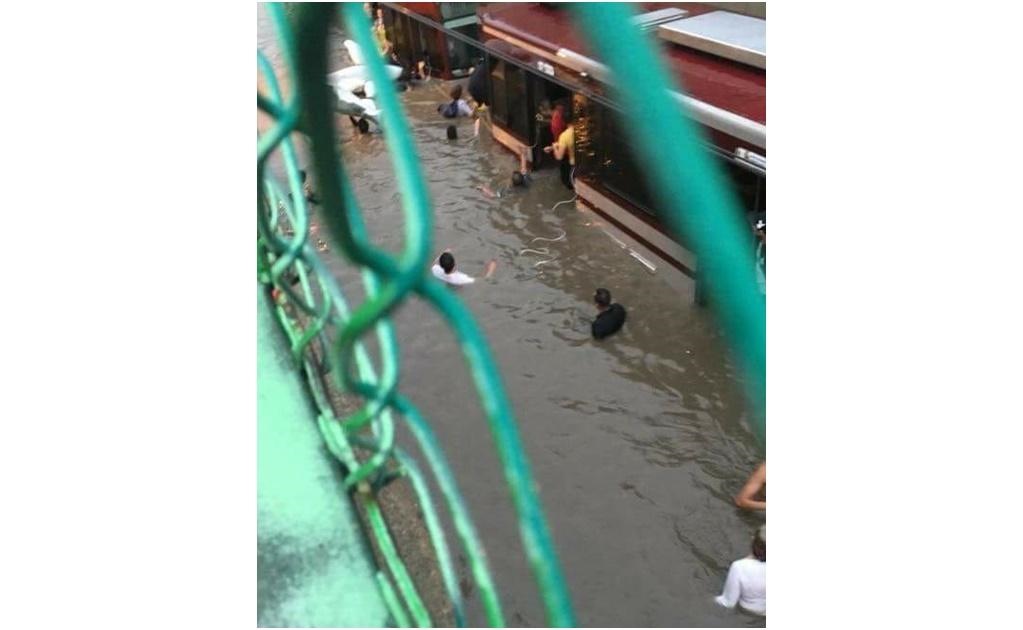 Varias personas debieron ser rescatada debido a que uno de los trenes quedó varado en la estación Periférico Norte (Foto: Redes Sociales)