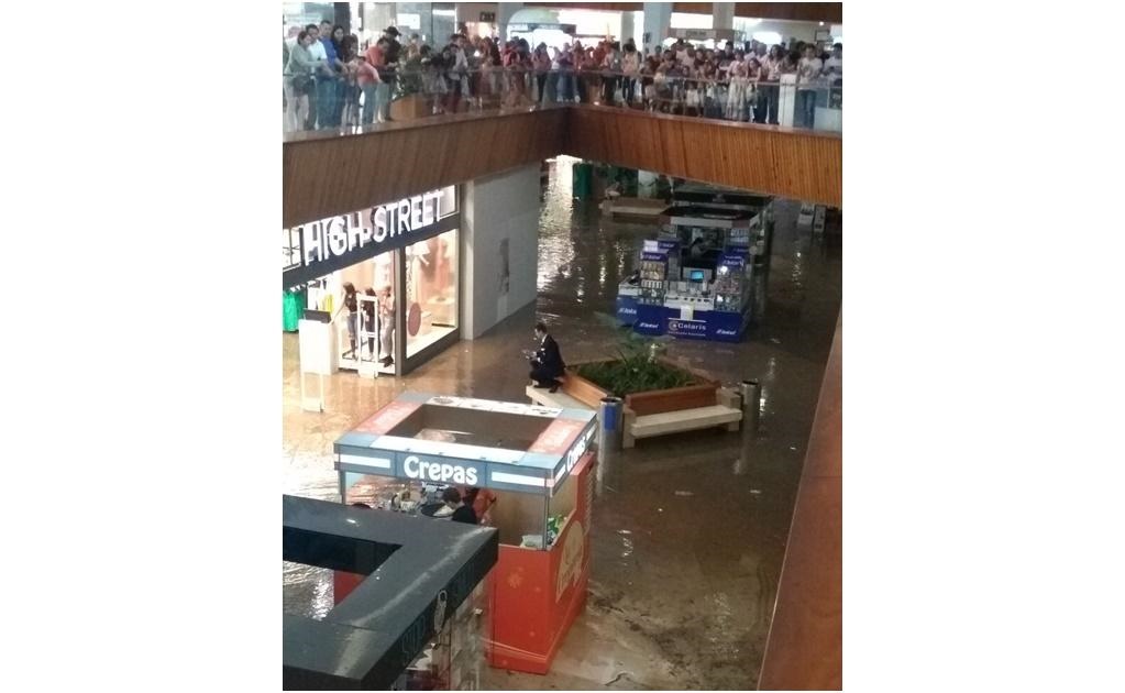 También se reportó la inundación de una plaza comercial ubicada sobre la Avenida Patria (Foto: Redes Sociales)