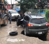 Socavón casi devora camioneta en Matamoros