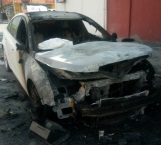 Arde coche aparcado por corto; pérdida total