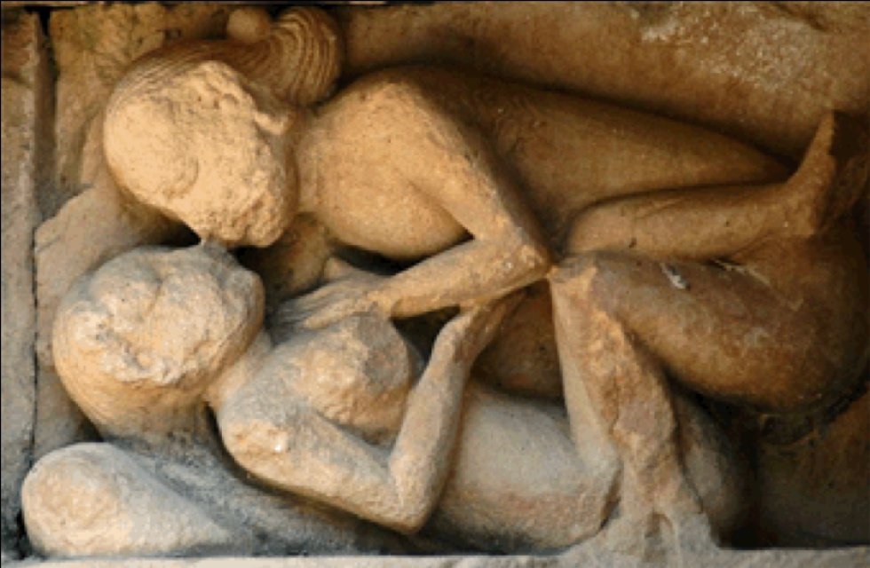 Una pareja en actividad sexual, en la decoración de la ermita de San Pedro de Tejada (Puente-Arenas, Burgos).
