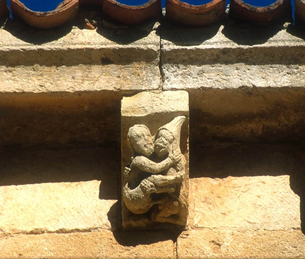 Canecillo con la escena de un coito en la iglesia de San Miguel de Fuentidueña (Segovia).