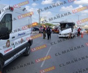 Chocan microbuses y camioneta; 9 lesionados