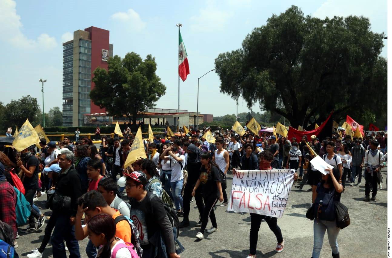 La UNAM condenó los actos de agresión contra los estudiantes en un comunicado y aseguró que denunciará para que se identifique y castigue a los responsables.