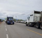 Campesinos bloquean carretera