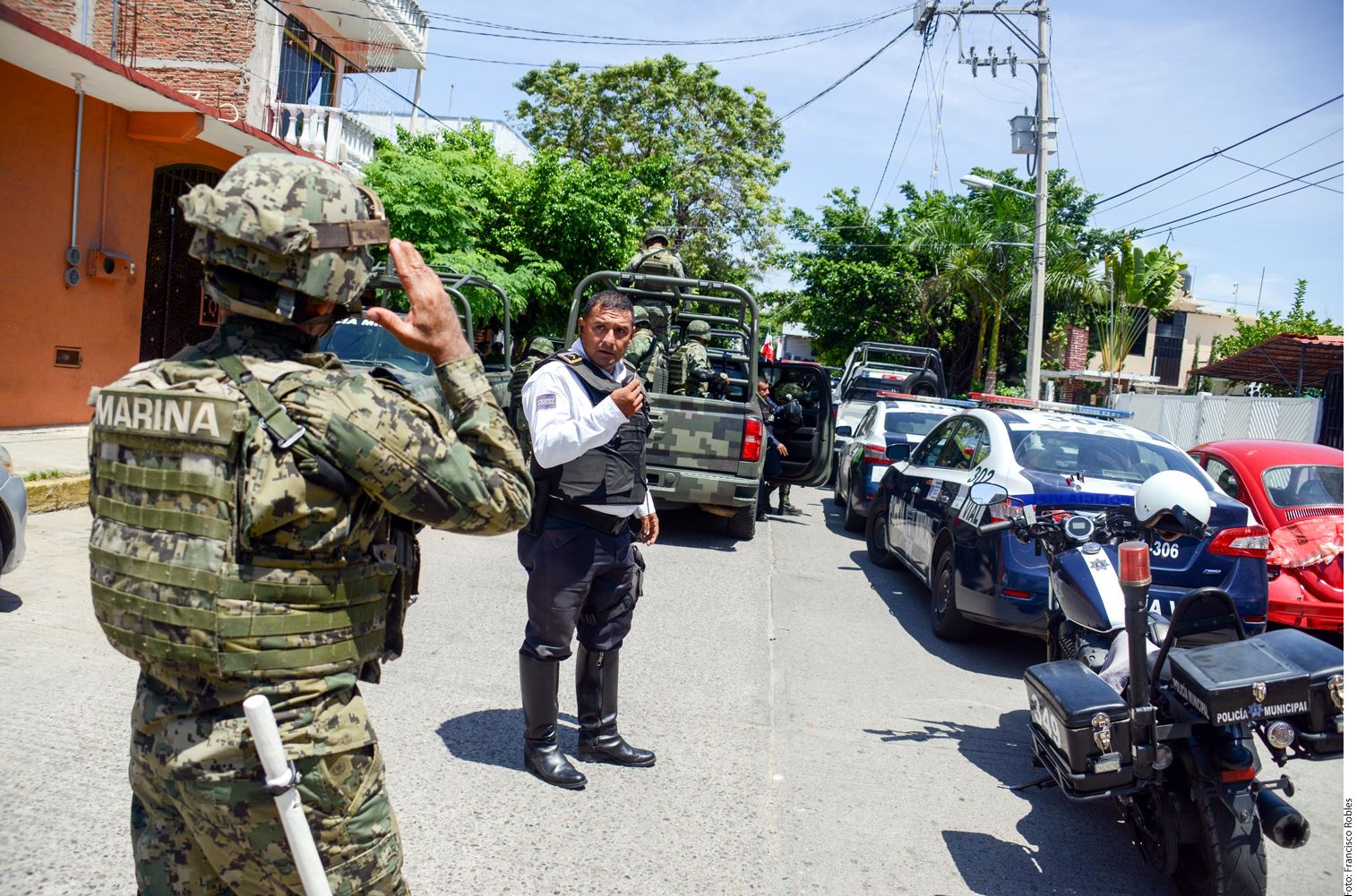 Luego de detener a dos mandos policiacos municipales y al director de tránsito por sus presuntos nexos con la delincuencia organizada, elementos de ambas instituciones federales tomaron el control de la Secretaría de Seguridad de Acapulco.