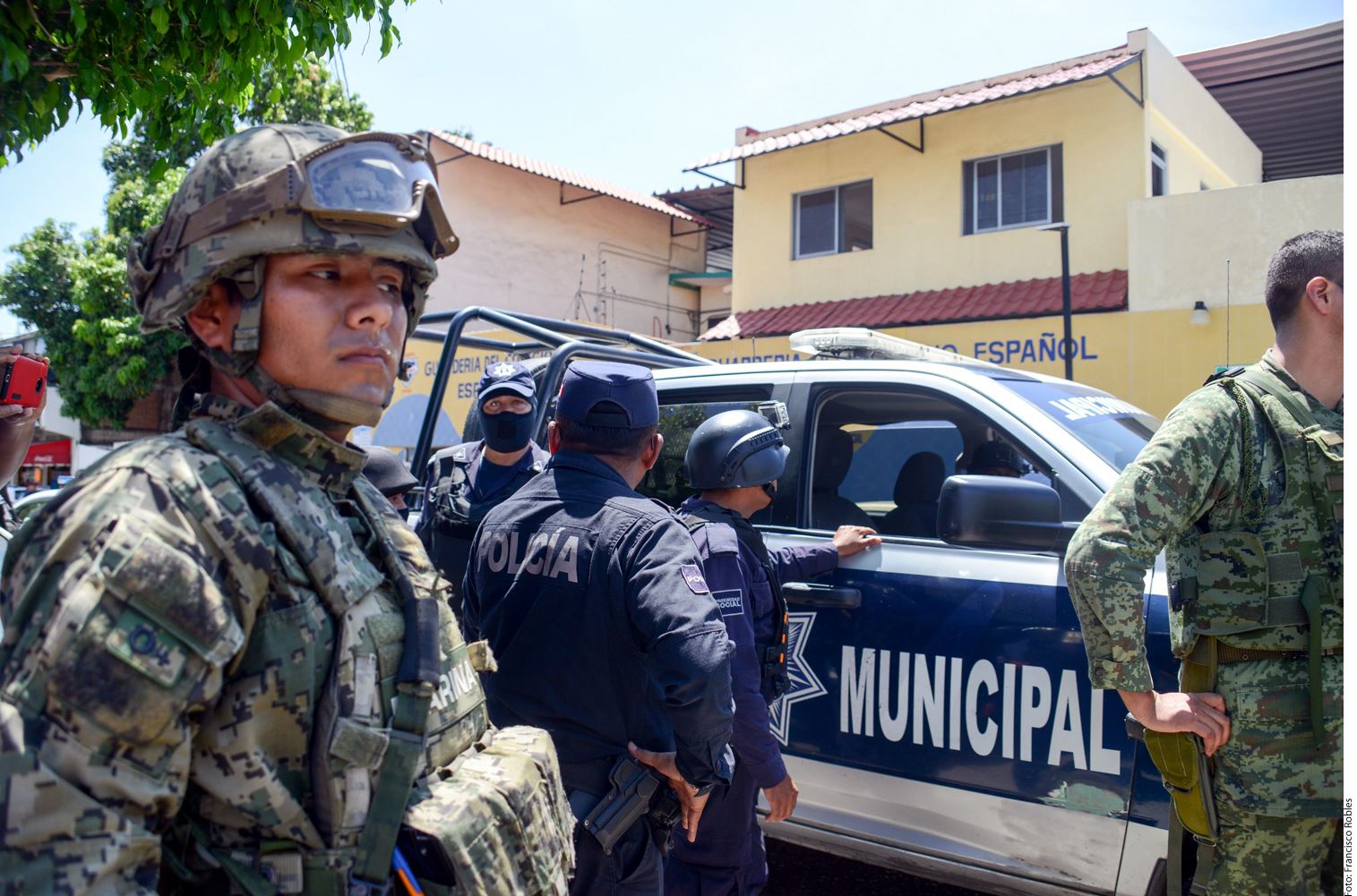Los marinos y los federales detuvieron a los jefe operativos Luis Fernando y Brayan Antonio, acusados por el delito de homicidio calificado. También capturaron en un fraccionamiento al director de Tránsito y Vialidad, Rafael Rivas.