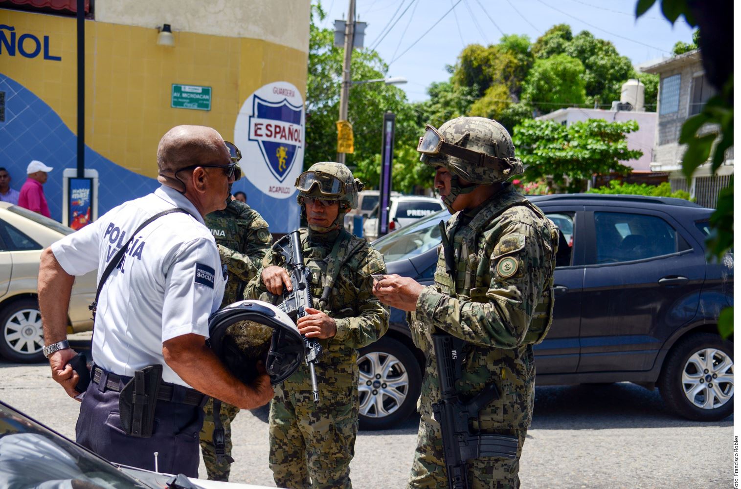 En el operativo, los policías municipales fueron desarmados y se les quitaron los chalecos balísticos y aparatos de radio-comunicación.