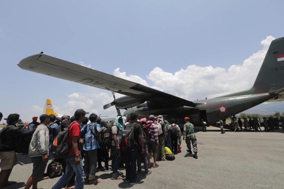 Afectados por el terremoto y posterior tsunami esperan para subir a bordo de un avión para ser evacuados en el aeropuerto Mutiara Al Jufri en Palu (Indonesia). HOTLI SIMANJUNTAK EPA