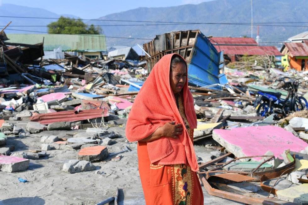 Nurhayati, superviviente del terremoto y tsunami en Indonesia, camina por la zona donde se encontraba su casa en Palu. ADEK BERRY AFP