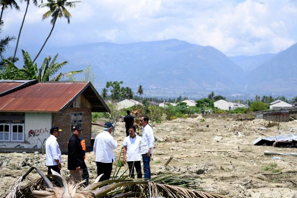 El presidente de Indonesia, Joko Widodo (d), conversa con el ministro de seguridad, Wiranto, durante una visita en Palu (Indonesia). ANTARA FOTO REUTERS