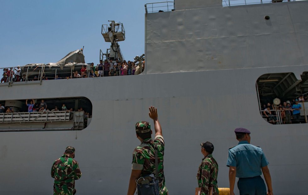 Un soldado saluda a los tripulantes de un barco de la navía en el que son evacuados de Palu. BAY ISMOYO AFP