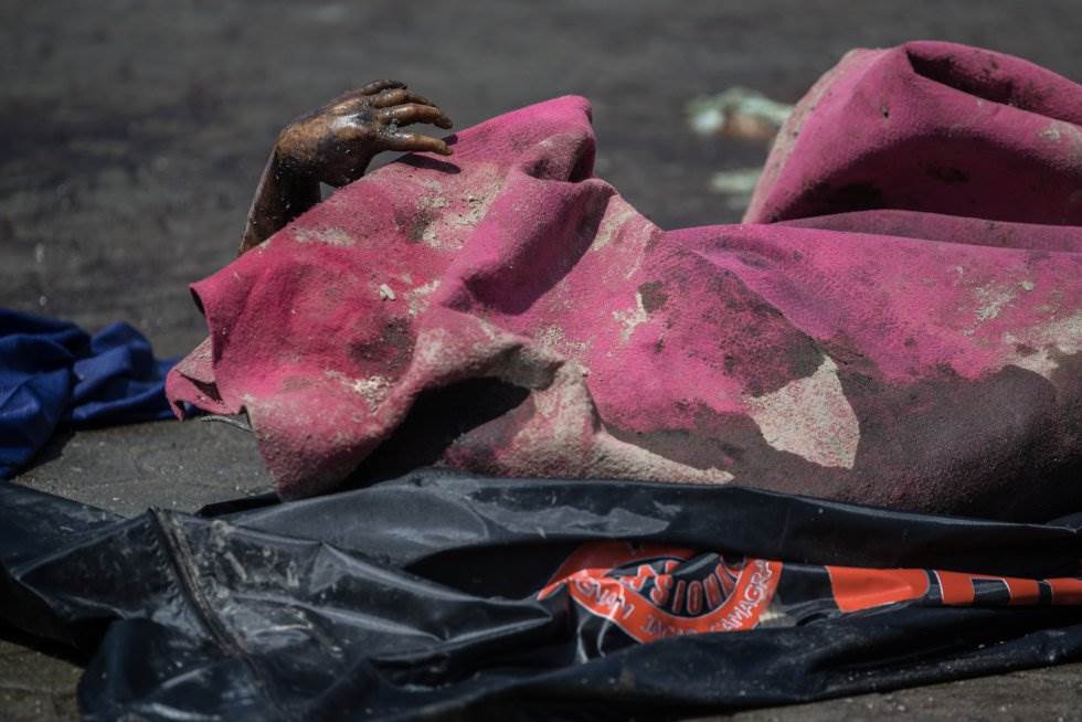 El cuerpo de una de las víctimas del terremoto y tsunami en Indonesia yace a las afueras del hospital en Palu. CARL COURT GETTY IMAGES