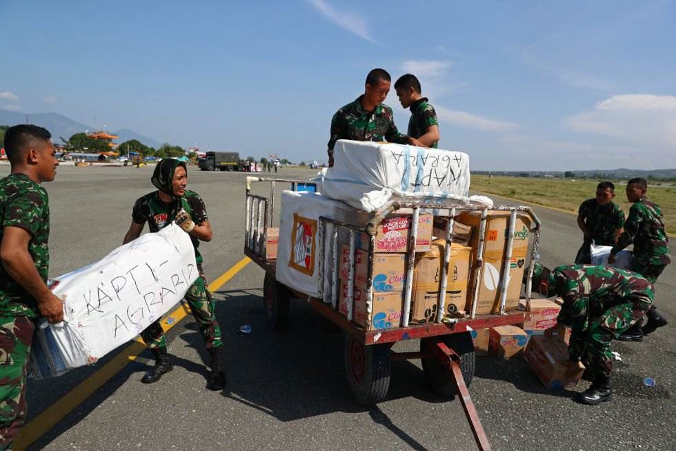 Soldados descargan insumos para las víctimas del terremoto y el tsunami, en el aeropuerto Mutiara Sis Al Jufri en Palu (Indonesia).