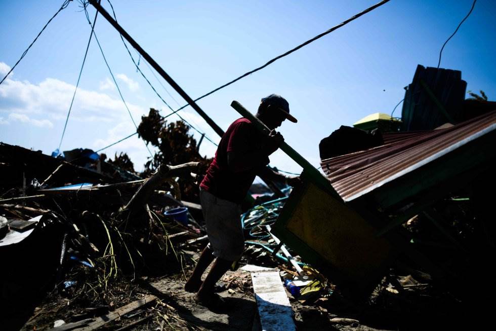 Un superviviente del terremoto rescata objetos entre los escombros de una mezquita en Wani (Indonesia). JEWEL SAMAD AFP