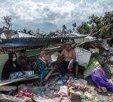 Luchan por la supervivencia tras terremoto y tsunami en Indonesia