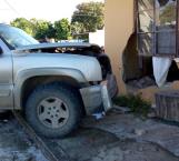 Se incrusta camioneta en una vivienda tras choque, en Tampico