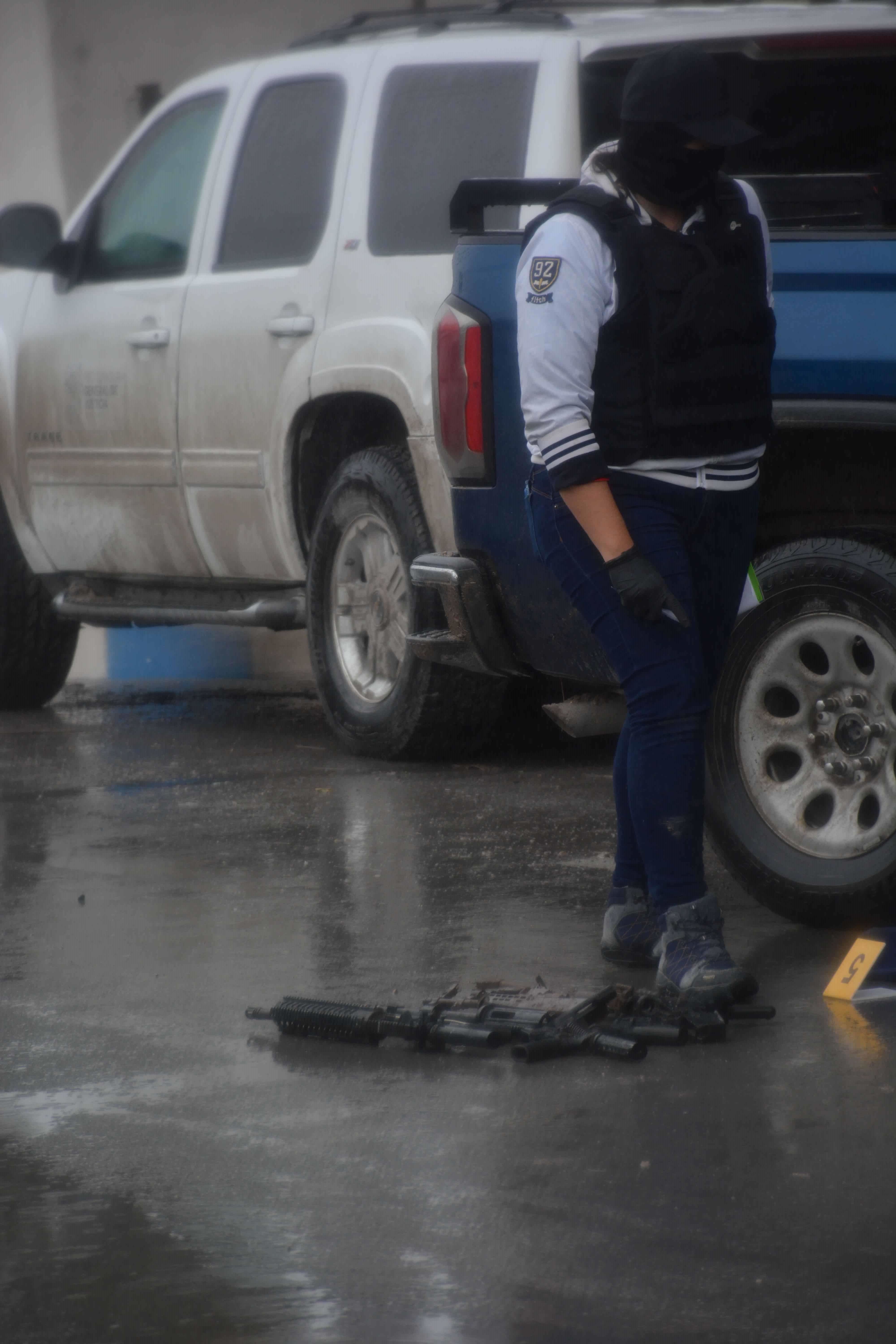 Entre la lluvia pertinaz, los policías especiales llevaron a cabo su tarea en Rincón de las Flores.