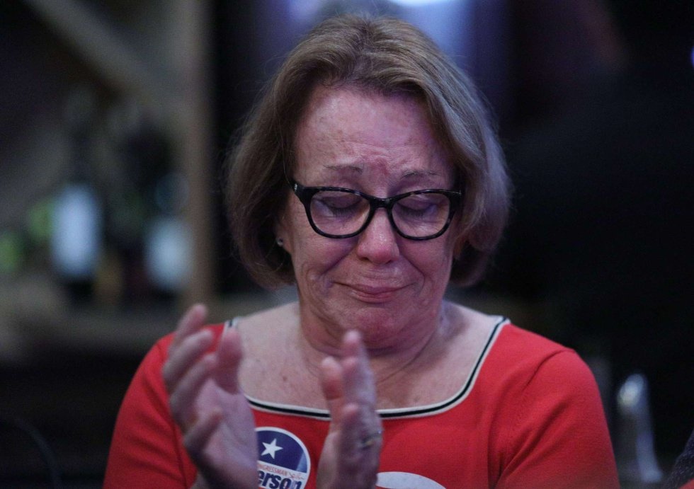 12 Mary Schneider, directora de distrito de la oficina de Houston para el republicano John Culberson llora después de su discurso, el 6 de noviembre de 2018, en Houston, Texas.