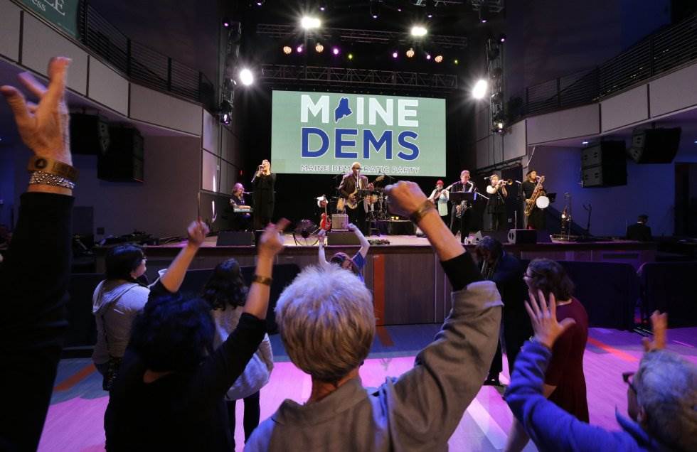 16 Un grupo de simpatizantes asiste a una actuación musical en la noche electoral en Portland (Maine), el 6 de noviembre de 2018.