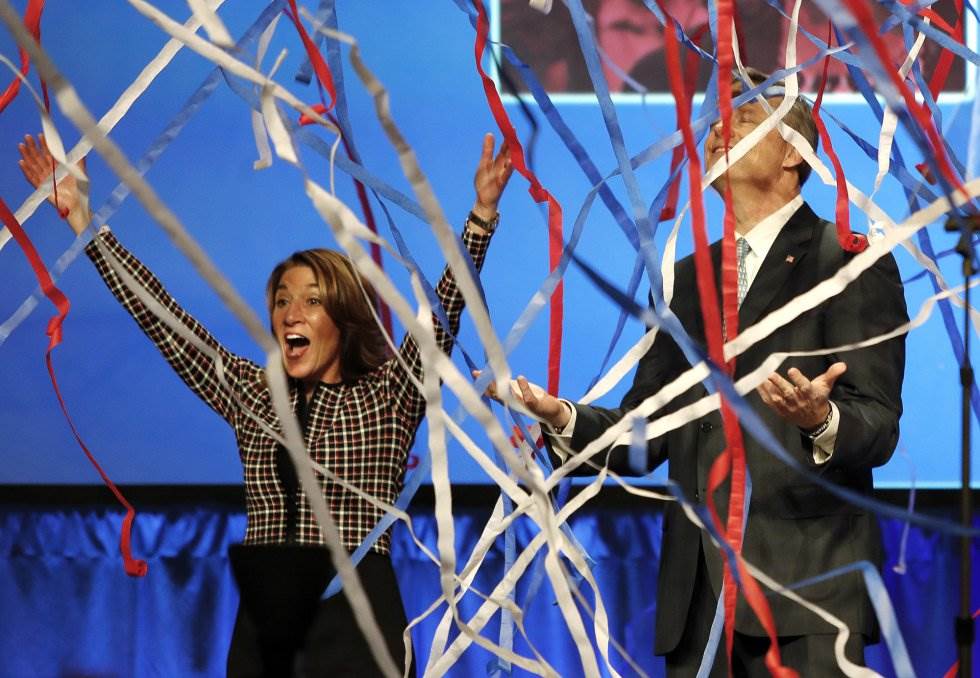 9 Los gobernadores republicanos Charlie Baker y Karyn Polito celebran los resultados de su candidatura, el 6 de noviembre de 2018 en Boston.