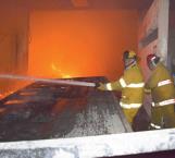 Controlan bomberos peligroso incendio en tarimera en Campestre