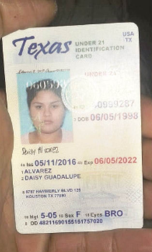 En el lugar se encontró tirada una credencial de identificación expedida por el estado de Texas a nombre de Daisy Guadalupe Álvarez