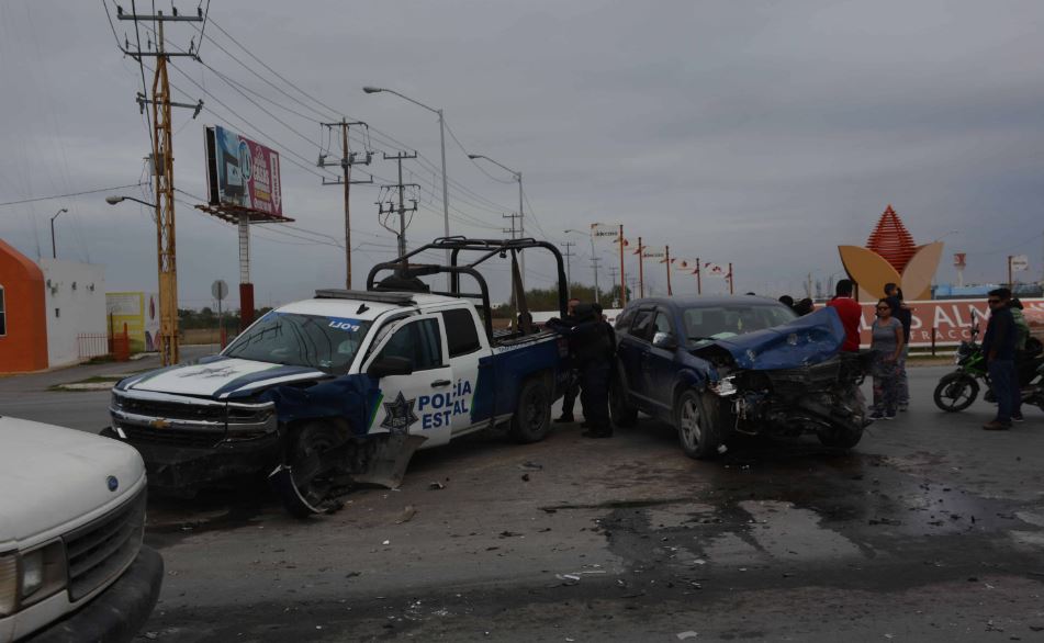 En el entronque de la avenida principal de Almendros y carretera a San Fernando, se impactaron la patrulla y la Journey.