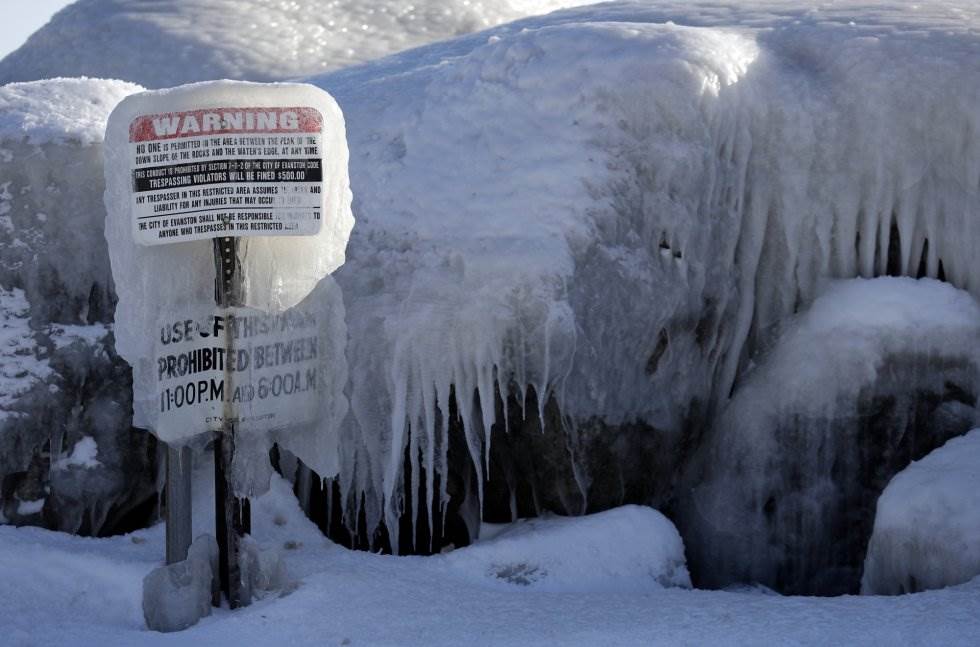 Una señal de advertencia cubierta por hielo en el parque Clark Square de Evanston, Illinois, el 30 de enero.