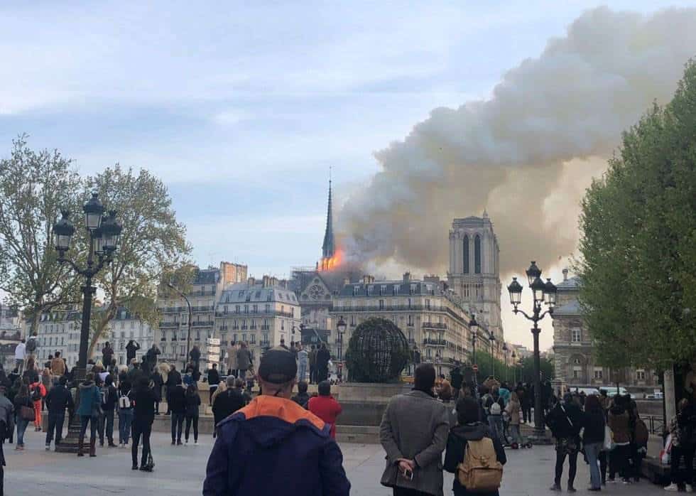 El humo que sale del incendio de la catedral de Notre Dame de París, declarado hacia las siete de la tarde de este lunes, es visible a kilómetros de distancia.