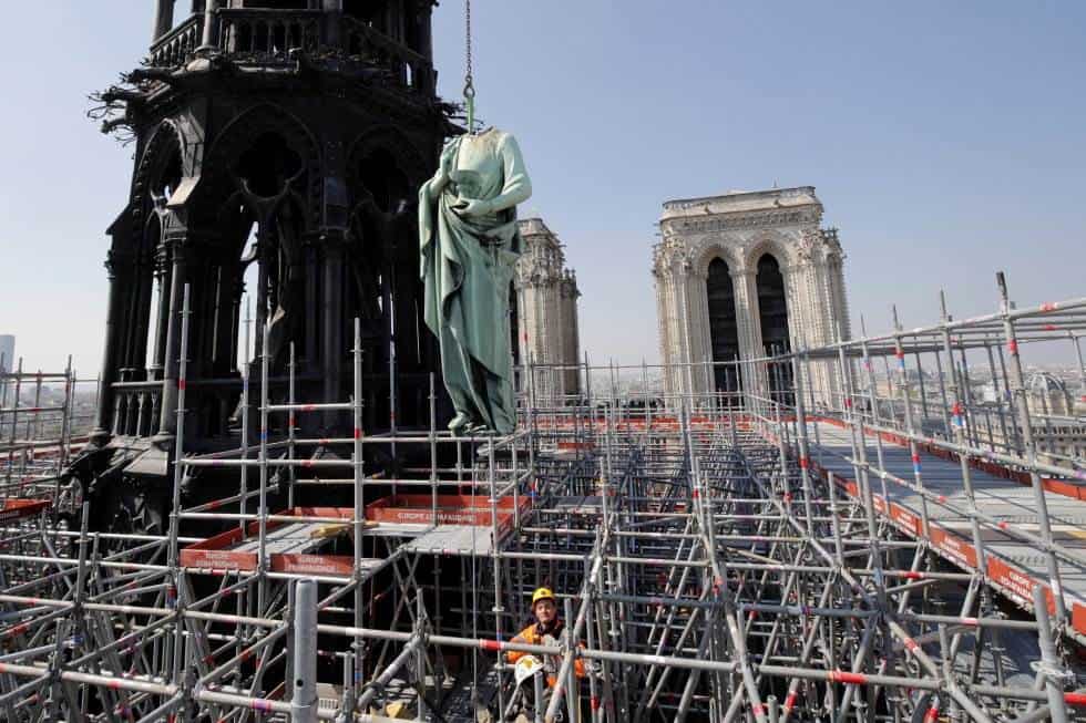El pasado 11 de abril se retiraba la estatua de San Juan de una de las torres de Notre Dame por los trabajos de restauración.