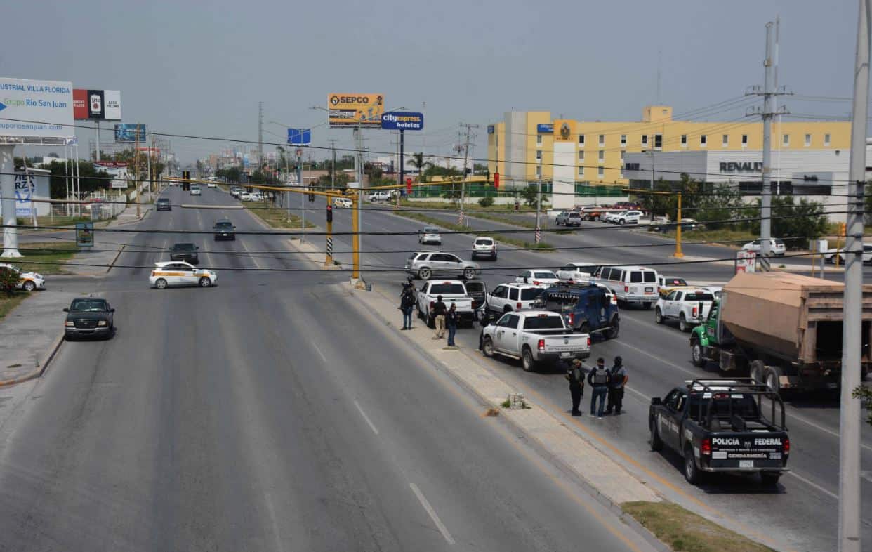 AUTOMOVILISTAS buscaron rutas alternas durante la emergencia policiaca.