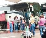 Los mandan de regreso a casa en autobus