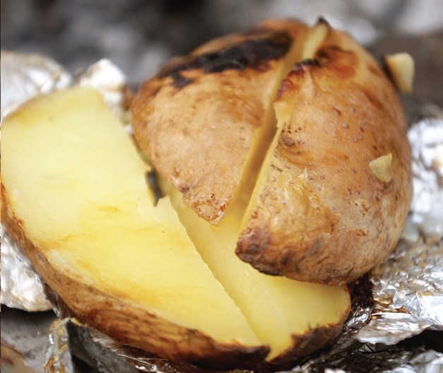 Pueden ser enteras o picadas, se barnizan con mantequilla, se envuelven con aluminio y se colocan sobre la parrilla caliente.