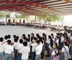 Enseñan a alumnos a reciclar