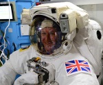 Astronauta británico hace histórica caminata espacial