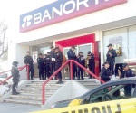 Balean asaltantes a cajera de banco