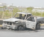 Abandonan camioneta incendiada en marcha
