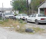 Abandonan autos en la vía pública