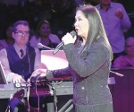Ana Gabriel canta a regios con gran emoción