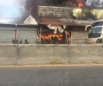 Se incendia mueblería en una zona turística de NL